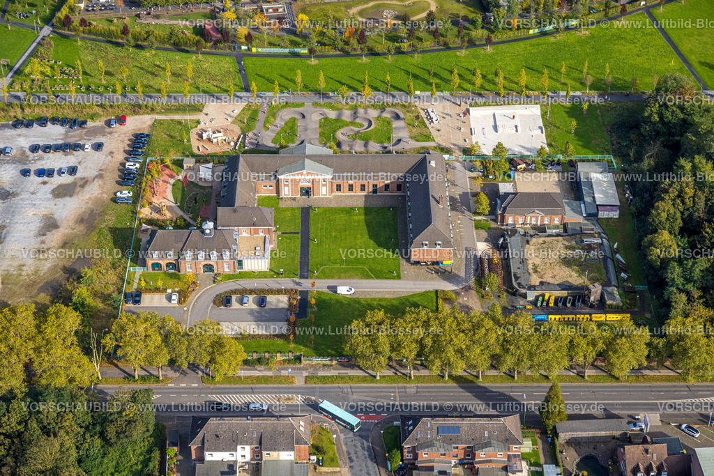 Kamp-Lintfort241013879 | Luftbild, Schirrhof Kulturzentrum, SCI Kinderhaus Kita Kindergarten und Skateanlage, ehemals Werksfeuerwehr und Unterbringung der Übertage-Pferde der Zeche Friedrich Heinrich, Gestfeld, Kamp-Lintfort, Ruhrgebiet, Nordrhein-Westfalen, Deutschland