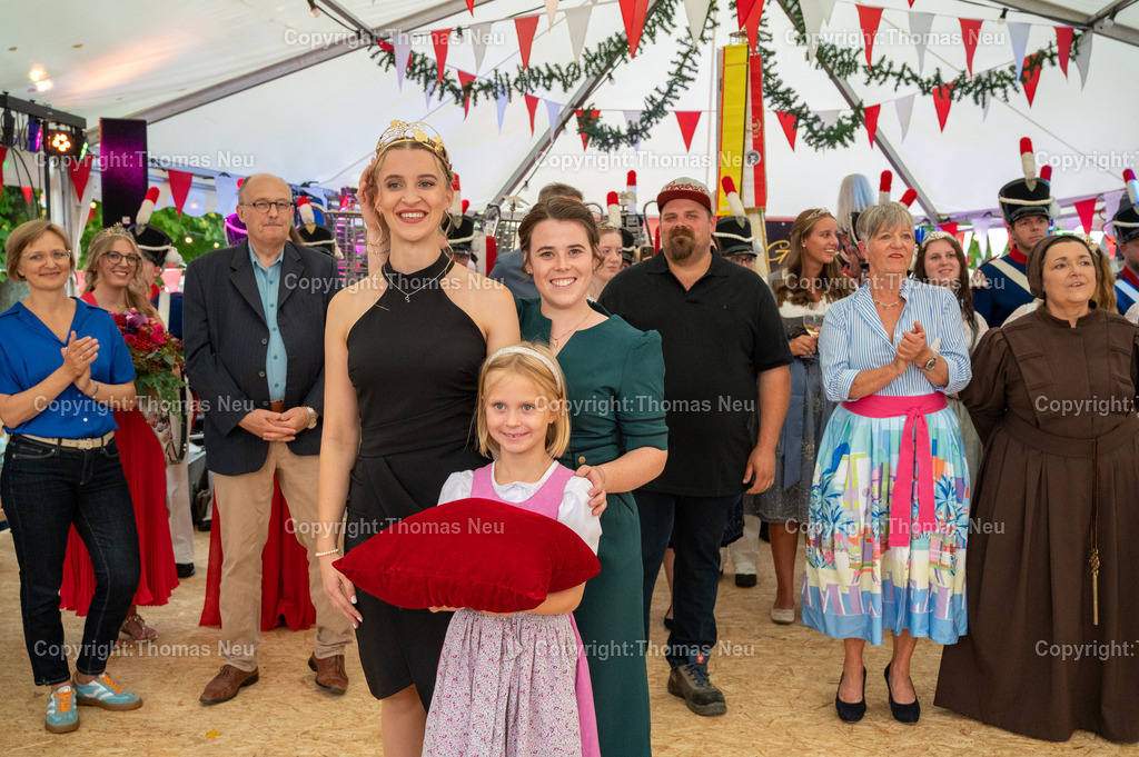 21_Winzerfest-Bensheim | bbe, Bensheim, Winzerfest 2025,  Eröffnung mit Krönung neuer Gebietsweinkönigin, die neue Weinkönigin Chiara Fischerwird von Katja Simon gekrönt,, vorne die Cousine der neuen Königin Tilda Sophie Niesner, Bild: Thomas Neu