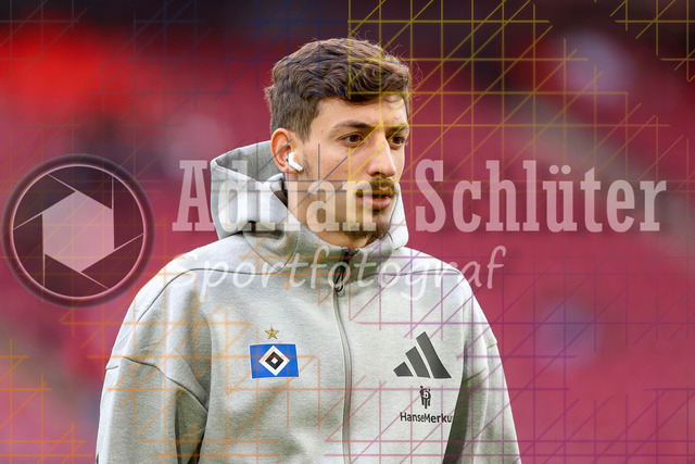 1. FC Köln vs Hamburger SV - 1. Bundesliga  | Köln, Deutschland, 02.11.25:   Giorgi Gocholeishvili (Hamburger SV) schaut waehrend des Spiels der Bundesliga zwischen  1. FC Köln vs Hamburger SV in der RheinEnergieStadion(Foto von Brauer-Fotoagentur / Adrian Schlueter)