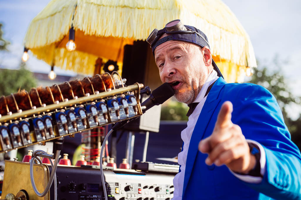 Universal Druckluft Orchester | Das Universal Druckluft Orchester mit Peter Till am Forte Belvedere Leisnig zum Festival Hallo Leisnig 2022. - Realisiert mit Pictrs.com