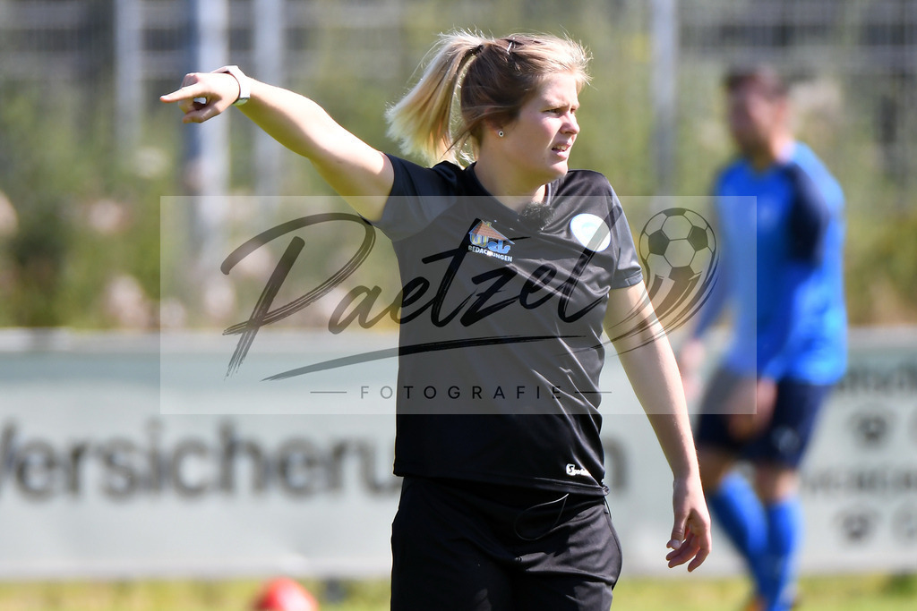 TRASFL20200713_0054 | Fussball, Herren: Trainerin Imke Wuebbenhorst (SF Lotte) gestikuliert bei der Trainingseinheit von SF Lotte im Sportpark am Lotter Kreuz am 13.07.2020 in Lotte, Deutschland. - Realisiert mit Pictrs.com