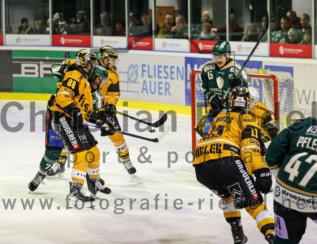 2025-11-02_096_TSV_Erding_gegen_EV_Fuessen | Erding, Deutschland, 02.11.2025:Eishockey, Oberliga Süd 2025 / 2026, 15. Spieltag, TSV Erding gegen EV Füssen, Endergebnis: 2:6Matyas Stransky (EV Füssen, #88), Louis Trattner (Erding Gladiators, #7), Elias Maier (Erding Gladiators, #15), Torwart Timotej Pancur (EV Füssen, #30)Foto: Christian Riedel / fotografie-riedel.net