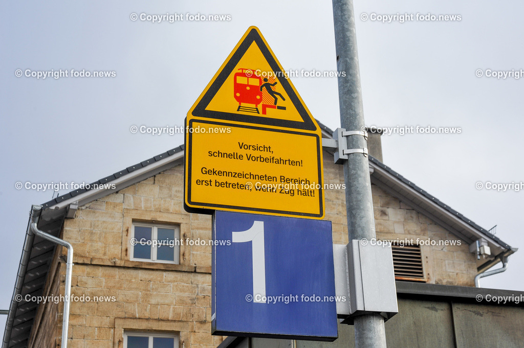 Deutschland_ Baden-Wuerttemberg_ Goeppingen_ 17.01.2025-1 | 17.01.2025, Deutschland, GER, Baden-Wuerttemberg, Goeppingen, im Bild Themenbild, Stadtansichten, Warnschild, Schild, Warnung, DB, Deutsche Bahn, Bahnhof, Zug