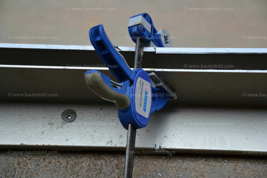 bib-lg24-metallbau-0015 | Nach LV-Leistungsgruppen sortierte Detailfotos über den Bau eines Hauses. Alle Hausbau-Bilder direkt vom Urheber und Autor der Website Haus-Selber-Bauen.com