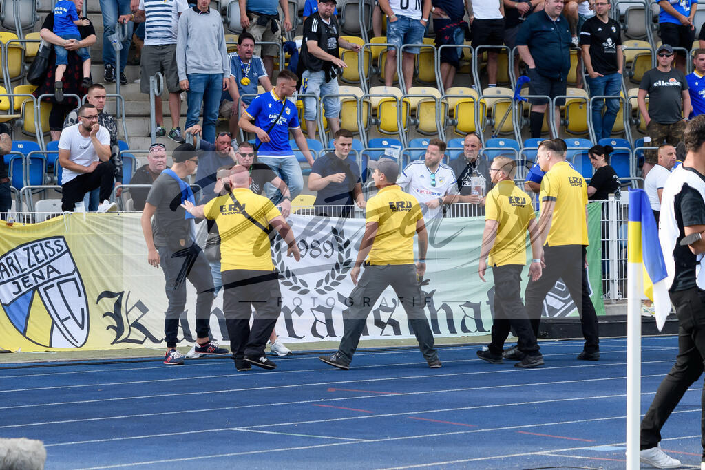 JENKOE20210808_083 | Fussball, Herren: . Fans vom FC Carl Zeiss Jena und 1. FC Koeln randalieren nach dem Spiel. beim Spiel der 1. Runde im DFB-Pokal zwischen FC Carl Zeiss Jena und 1. FC Koeln im Ernst-Abbe-Sportfeld am 08.08.2021 in Jena, Deutschland.DFB / DFL REGULATIONS PROHIBIT ANY USE OF PHOTOGRAPHS AS IMAGE SEQUENCES AND/OR QUASI-VIDEO. - Realisiert mit Pictrs.com