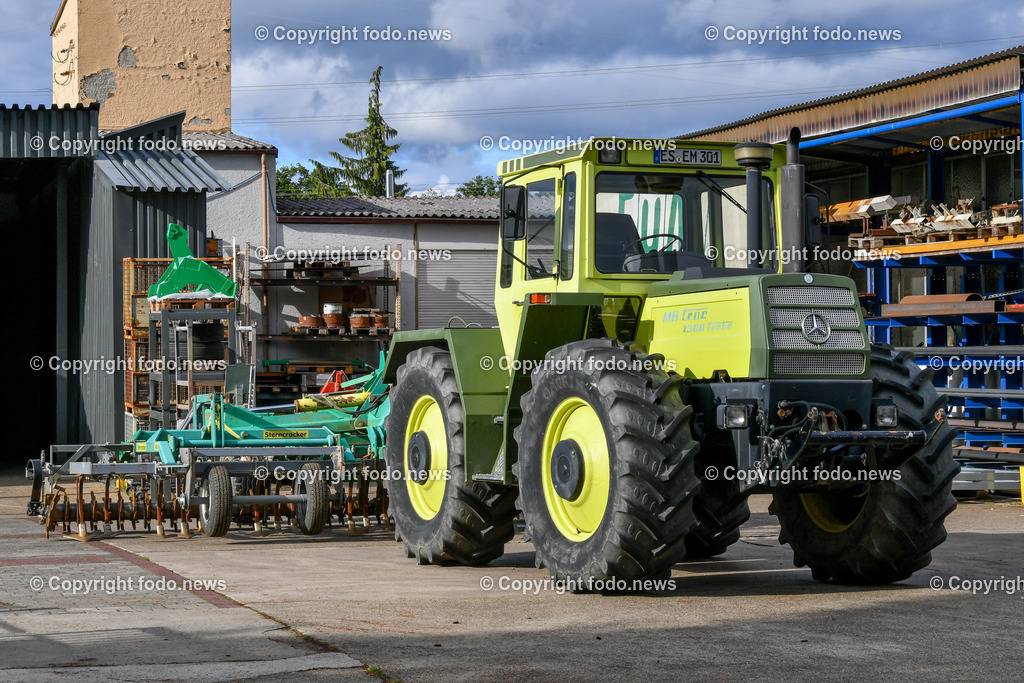 Deutschland_ Baden-Wuerttemberg_ Weilheim an der Teck_ 13.09.2025-12 | 13.09.2025, Deutschland, GER, Baden-Wuerttemberg, Weilheim an der Teck am Fuße der Schwaebischen Alb, im Bild Themenbild, Traktor, MB Trac 1300 Turbo, Landwirtschaft, Landmaschine, Mercedes-Benz, großes Fahrzeug, Reifen, Anhaenger, Hof, Werkstatt, Landwirtschaftliches Geraet, Mechanisierung, Nutzfahrzeug, Betriebshof, Feature, Symbolbild