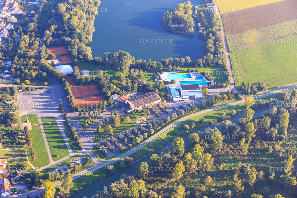 Rheinhalle und  Freibad Ketsch sowie Tennis-Club Ketsch e.V. http://www.ketsch.de/,Lde/Startseite/Einrichtungen/Rheinhalle.html http://www.ketsch.de/,Lde/Startseite/Einrichtungen/Freibad.html https://www.tennisclub-ketsch.de/ | Luftbild: Rheinhalle und  Freibad Ketsch sowie Tennis-Club Ketsch e.V. http://www.ketsch.de/,Lde/Startseite/Einrichtungen/Rheinhalle.html http://www.ketsch.de/,Lde/Startseite/Einrichtungen/Freibad.html https://www.tennisclub-ketsch.de/ in Ketsch im Bundesland Baden-Württemberg in Deutschland. Foto: IMG_073051.jpg vom 23.09.2014 durch Werner Riehm/FLY-FOTO.de - Realisiert mit Pictrs.com