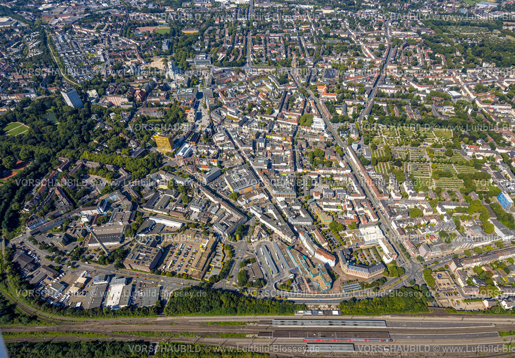 Gelsenkirchen240809699GE-Sued | Luftbild, City Innenstadt Ansicht mit Hbf Hauptbahnhof, Wohngebiet und Übersicht Altstadt mit Ringstraße und  Altstadtfriedhof, links Evangelisches Klinikum und Plaza Hotel Hochhäuser, hinten City Hochhaus, Altstadt, Gelsenkirchen, Ruhrgebiet, Nordrhein-Westfalen, Deutschland