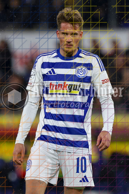 MSV Duisburg vs Rot-Weiss Essen - 3. Liga | Duisburg, Deutschland, 26.10.25:   Christian Viet (MSV Duisburg) schaut waehrend des Spiels der 3. Liga MSV Duisburg vs Rot-Weiss Essen in der schauinsland-reisen-arena(Foto von Brauer-Fotoagentur / Adrian Schlueter)
