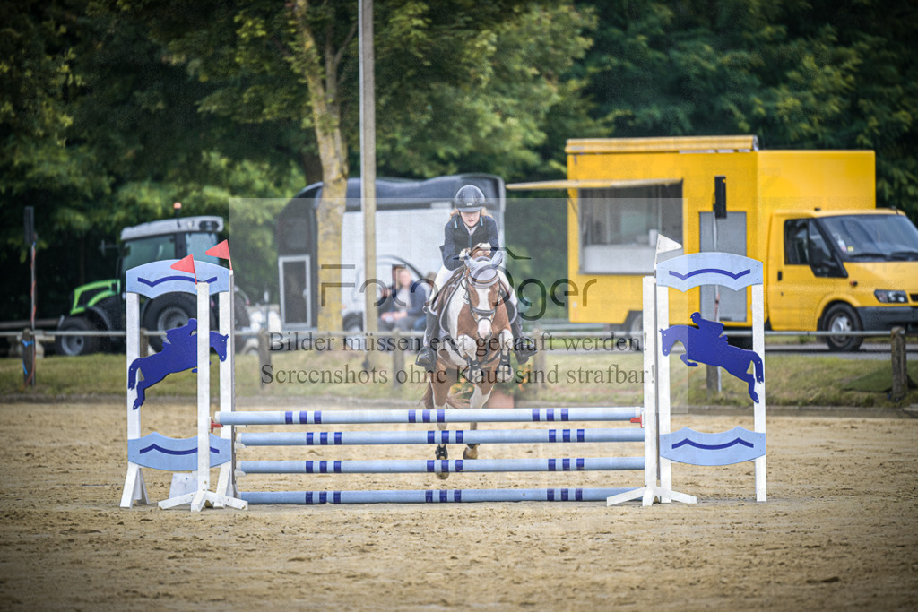 DOS_0831 | Entdecke hochwertige Reitturnierfotos von Foto Oger. Professionell, emotional und authentisch – jetzt Lieblingsmomente im Shop bestellen.Deutschlandweite Turnierfotografie. - Realisiert mit Pictrs.com