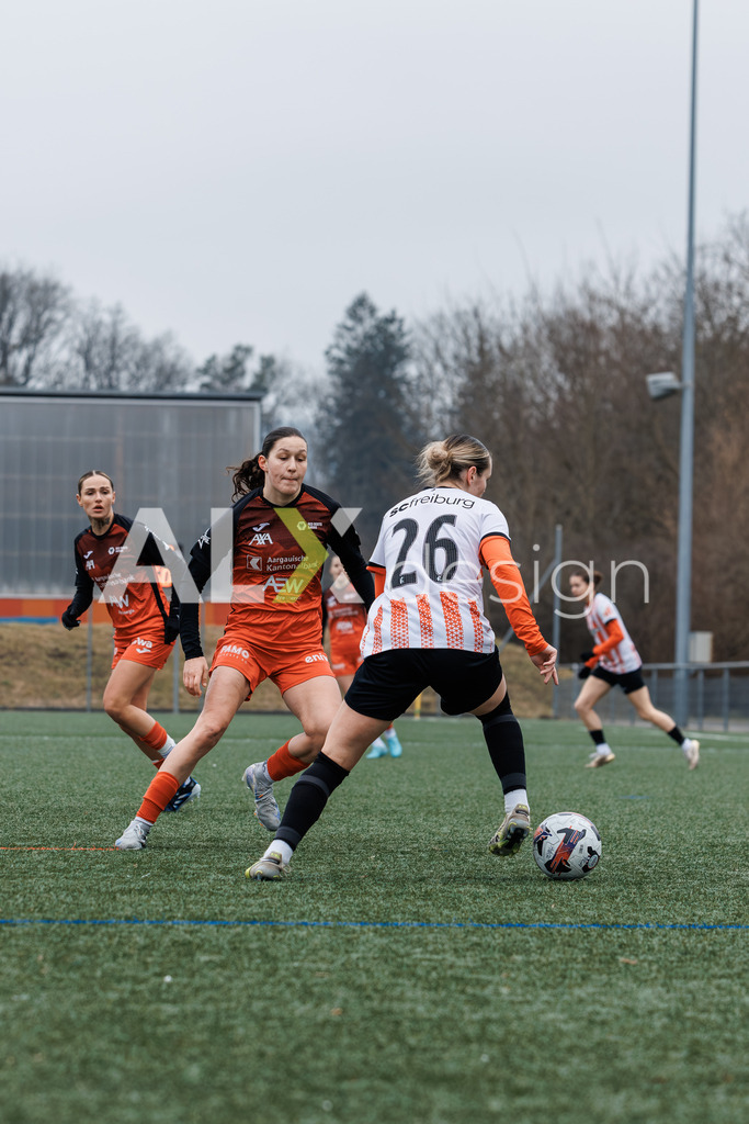 Fußball I Frauen I Saison 2025-2026 I Freundschaftsspiel I FC Aarau Frauen - SC Freiburg U20 I 24.01.2026 | 26 Juliane Hess (SC Freiburg U20) – Abwehr // 19 Julie Gartmann (FC Aarau) – Mittelfeld - Realisiert mit Pictrs.com