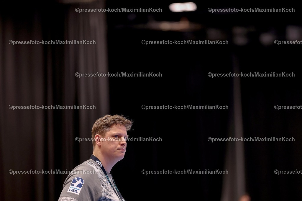 BHC22022601049 | 22.02.2026, Handball, HBL, Bergischer HC - Füchse Berlin, Mitsubishi Electric HALLE Düsseldorf: Nicolej Krickau (Füchse Berlin #hc) gestikulierend am Spielfeldrand  