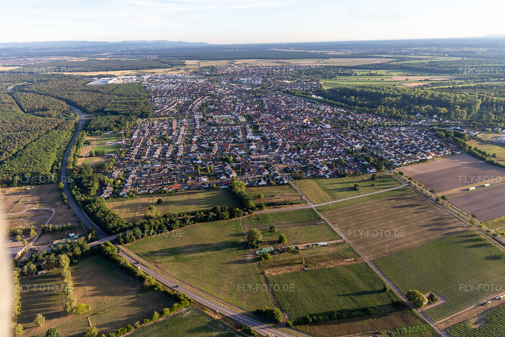 Luftbild: Neudorf im Ortsteil Neudorf in Graben-Neudorf im Bundesland Baden-Württemberg in Deutschland. Foto: IMG_133507.jpg vom 12.07.2022 durch Werner Riehm/FLY-FOTO.deGemeinde Graben-Neudorf