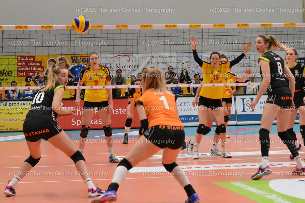 VBL VFB SUHL vs. LADIES IN BLACK AACHEN | Ladys in Black am Ball; VBL VFB SUHL vs. LADIES IN BLACK AACHEN, Volleyball-Bundesliga Frauen am 03.02.2018 in der Multihalle in Meiningen, (Deutschland) - Realisiert mit Pictrs.com
