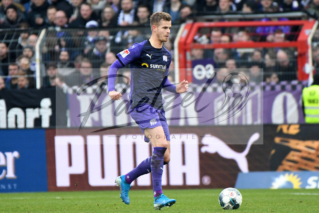 20200208_OSNFCN_0073 | Fußball, Herren: Joost van Aken (VfL Osnabrueck) in Aktion, am Ball, Einzelaktion waehrend des Spiels der 2. Bundesliga zwischen VfL Osnabrueck und 1. FC Nuernberg im Stadion an der Bremer Bruecke am 08.02.2020 in Osnabrueck, Deutschland.DFB / DFL REGULATIONS PROHIBIT ANY USE OF PHOTOGRAPHS AS IMAGE SEQUENCES AND/OR QUASI-VIDEO. - Realisiert mit Pictrs.com