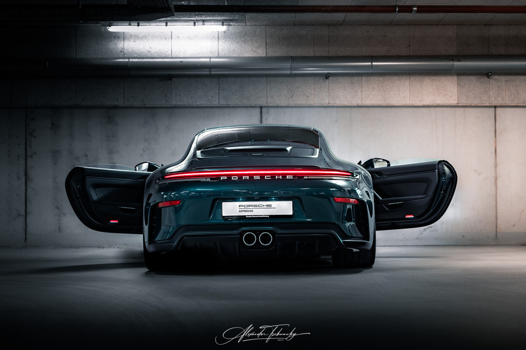 911 GT3 Touring Arlogrünmetallic | Entdecken Sie die faszinierende Welt von Alexander Tschuncky Arts: Kreative Fotografie, atemberaubende Automobilkunst und hochwertiger Bilderdruck. Lassen Sie sich inspirieren! - Realisiert mit Pictrs.com