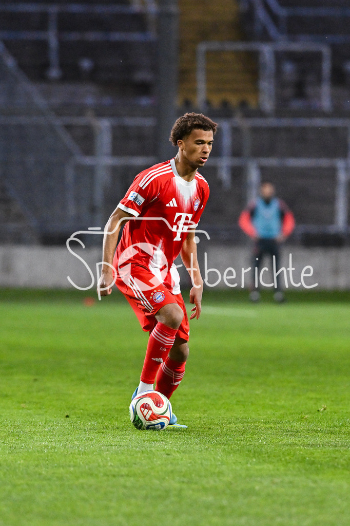 FC Bayern Amateure - TSV Aubstadt | MÜNCHEN, GERMANY - 24. APRIL: am Ball Aadiki CHEMWOR (FC Bayern München II 13) / Einzelfoto / Freisteller während dem Match zwischen den Amateuren des FC Bayern und dem TSV Aubstadt am 31. Spieltag der Regionalliga Bayern im Grünwalder Stadion