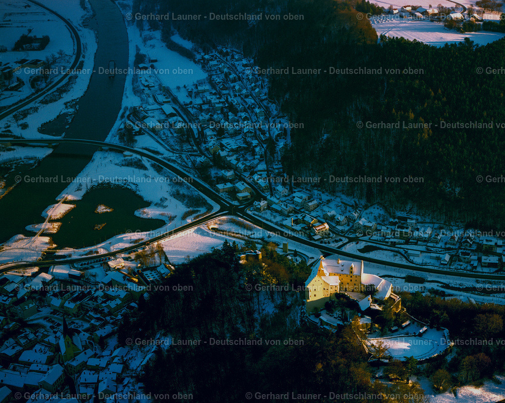 7000308 | Schloß Rosenburg bei Riedenberg, RIEDENBURG Ortskern am Uferbereich des Altmühl - Flußverlaufes in Riedenburg im Bundesland Bayern, Deutschland. // Village on the banks of the area Altmuehl - river course in Riedenburg in the state Bavaria, Germany. Foto: Gerhard Launer, Winteraufnahme