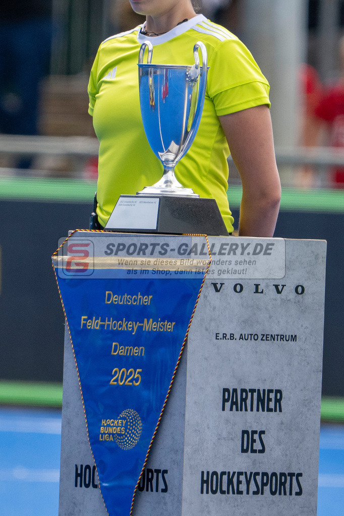 Final4_20250601-1127-Z09_3970 | Krefeld, Deutschland, 01.06.2025:  Feldhockey Final4 2025 – „Deutsche Feldhockey-Meisterschaften 2025“ Harvestehuder HTC - Düsseldorfer HC (Finale Damen) im Gerd-Wellen-Hockeyanlage am 01.06.2025 in Krefeld, Deutschland. (Foto von Kramhöller/Fehrmann/Kaste)Krefeld, Germany, 01.06.2025: Feldhockey Final4 2025 – „Deutsche Feldhockey-Meisterschaften 2025“ Harvestehuder HTC - Düsseldorfer HC (Finale Damen) in Gerd-Wellen-Hockeyanlage at 01.06.2025 in Krefeld, Deutschland. (Foto from Kramhöller/Fehrmann/Kaste)