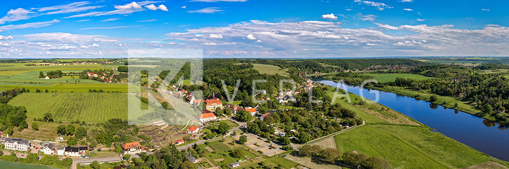 Diesbar-Seusslitz-Panorama-Luftbild_0004_D | Luftaufnahme von Diesbar-Seußlitz  mit dem Barockschloss und den Weinbergen - Realisiert mit Pictrs.com