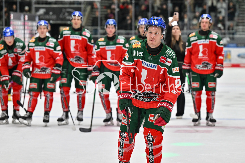 Augsburger Panther - Düsseldorfer EG | Die Panther feiern mit den Fans den Heimsieg gegen Duesseldorf / Jubel / Sieg / Freude / Happy / DEL: Augsburger Panther - Düsseldorfer EG, Curt Frenzel Stadion am 13.12.2024 / T. J. TREVELYAN (Augsburger Panther #24)