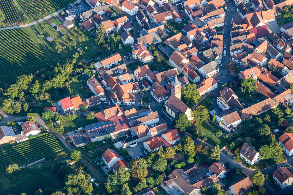 Luftbild: Kirchengebäude in der Pfalz im Ortsteil Nußdorf in Landau im Bundesland Rheinland-Pfalz in Deutschland. Foto: IMG_103195.jpg vom 03.09.2017 durch Werner Riehm/FLY-FOTO.de