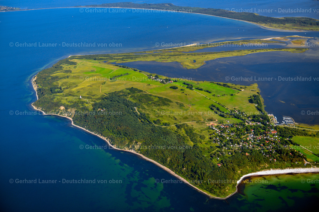 3638026 | INSEL HIDDENSEE 25.08.2016 Küsten- Landschaft an der felsigen Steilküste - Dornbusch der Insel Hiddensee im Bundesland Mecklenburg-Vorpommern. // Coastline at the rocky cliffs of the island Hiddensee in the state Mecklenburg - Western Pomerania. Foto: Gerhard Launer