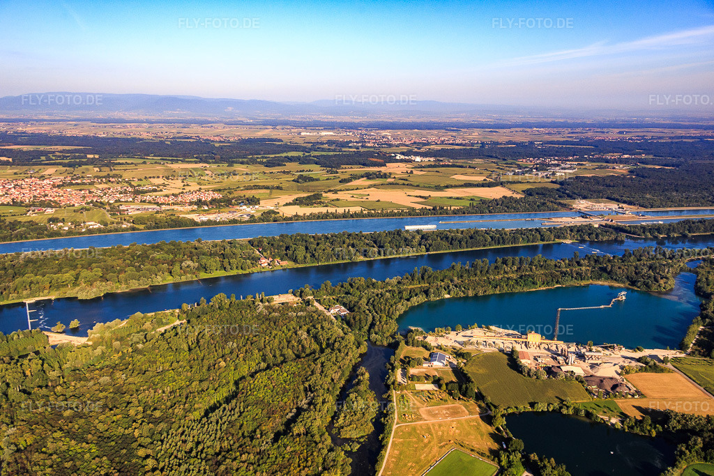 Luftbild: Rheininsel am Wehr im Rhein an der Elzmündung in Gerstheim im Bundesland Bas-Rhin in Frankreich. – Foto: IMG_093220.jpg vom 16.08.2016 durch Werner Riehm/FLY-FOTO.de – Auflösung des Originals: 5355 x 3570 px