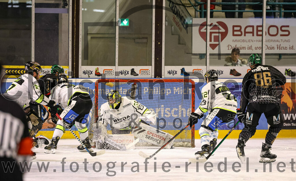 2024-02-23_014_TSV_Erding_gegen_ERSC_Amberg | Erding, Deutschland, 23.02.2024:
Eishockey, Bayernliga Playoffs 2023 / 2024, 3. Spieltag, TSV Erding gegen ERSC Amberg, Endergebnis: 2:3 n. V.

Torwart Timon Bätge (ERSC Amberg, #31), Andreas Pielmeier (ERSC Amberg, #72), Michael Trox (Erding Gladiators, #86)

Foto: Christian Riedel / fotografie-riedel.net