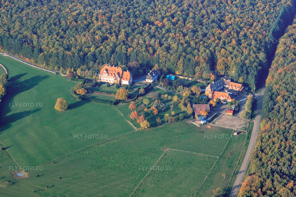 Vue aérienne: Ferme Mellon et Villa Le Riesack à Niederbronn-les-Bains dans le département Bas Rhin, France – .Photo: IMG_54145.jpg prise le 21/10/2012 par Werner Riehm/FLY-FOTO.eu – Résolution de l'original: 4557 x 3038 px – Ferme Mellon - Restaurant et chambres d'hôtes – Gite de groupe en Alsace. Fetes de famille. Villa le Riesack. Capacit\xc3\xa9: 30 \xc3\xa0 50 Personnes
