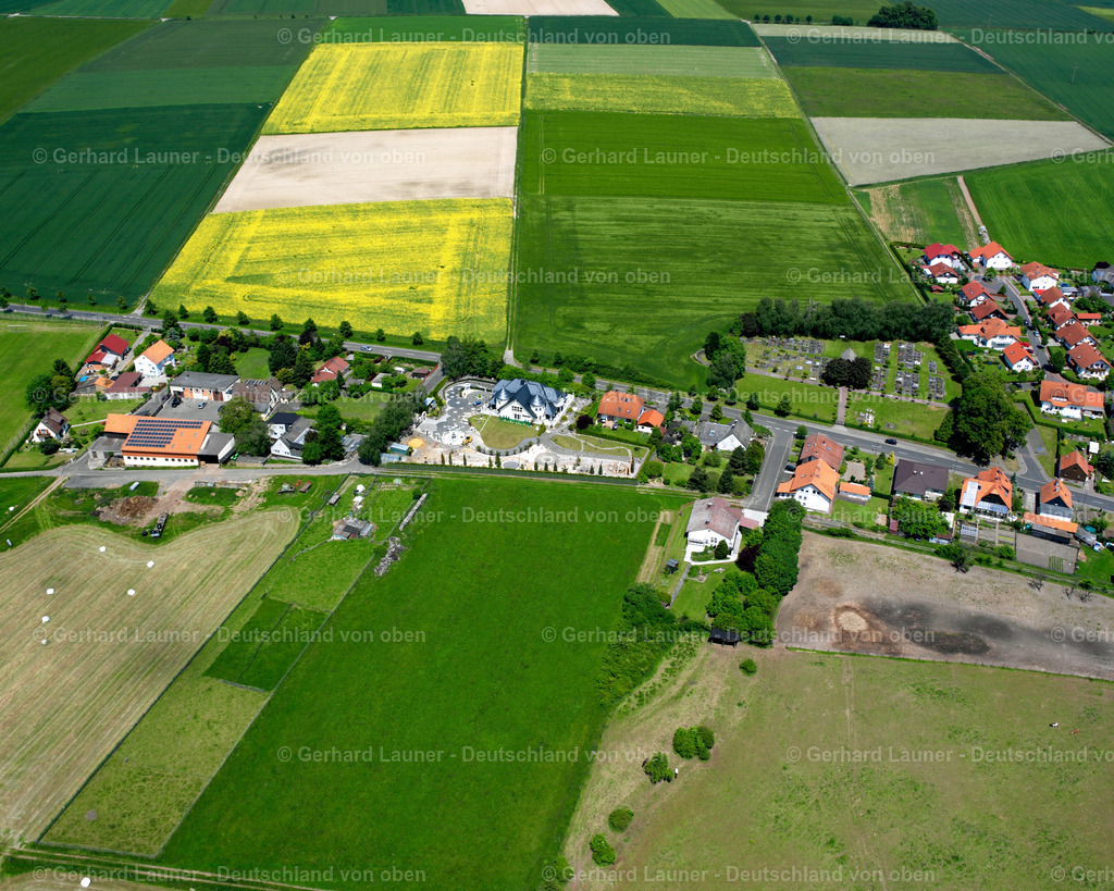 2614149 | ZELL 09.06.2006 Landwirtschaftliche Nutzflächen und Feldgrenzen  umsäumen das Siedlungsgebiet des Dorfes in Zell im Bundesland Hessen, Deutschland // Agricultural land and field boundaries surround the settlement area of the village  in Zell in the state Hesse, Germany Foto: Gerhard Launer