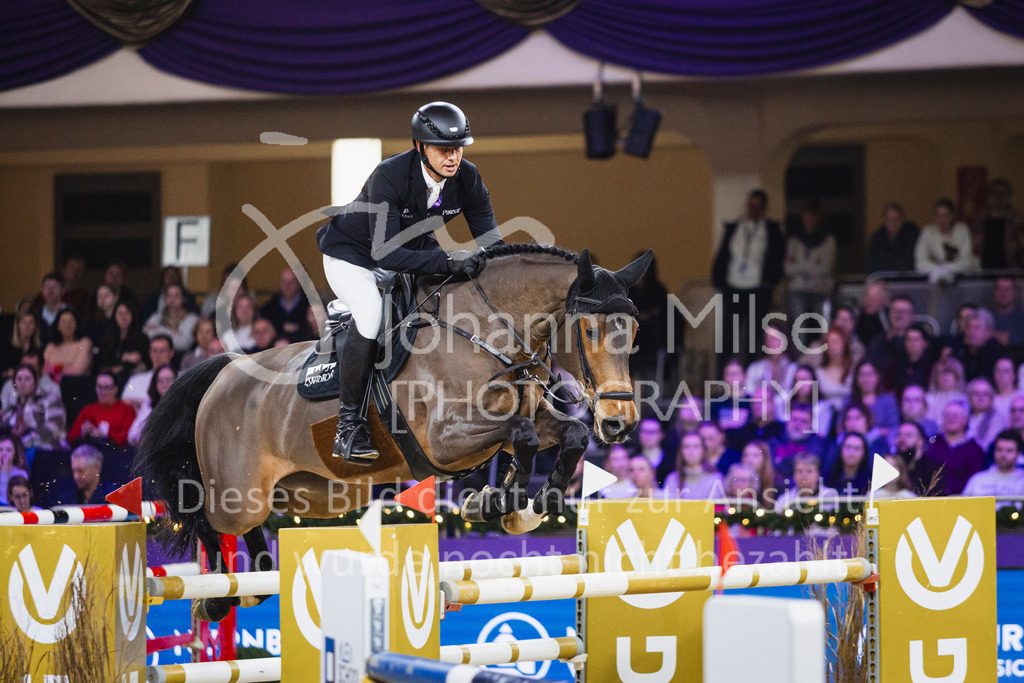251221_IFRF_Jumping_GP-110 | Deine schönsten Turniermomente als professionelle Fotos! Entdecke hochwertige Pferdesport-Fotografie im Online-Shop. Jetzt Fotos finden & bestellen!