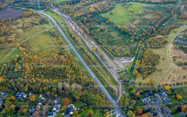Gelsenkirchen231102844 | Luftbild, Hattinger Straße Bundesstraße B227, Leither Bach Baustelle mit Kanalbauarbeiten für Abwasserkanal, Naturschutzgebiet Mechtenberg umgeben von herbstlichen Laubbäumen, Rotthausen, Gelsenkirchen, Ruhrgebiet, Nordrhein-Westfalen, Deutschland