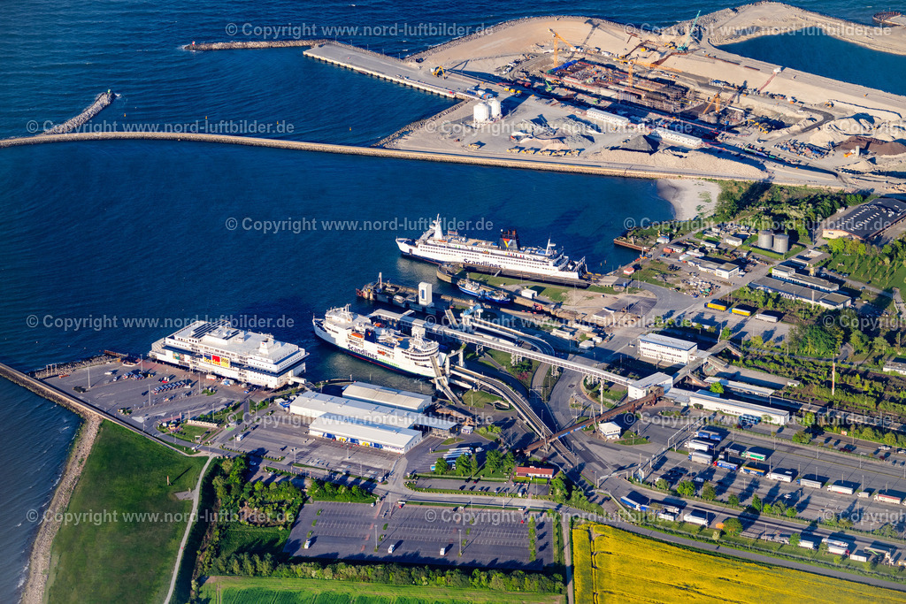Fehmarn_Fährhafen_Puttgarden_ELS_1873150524 | PUTTGARDEN 15.05.2024 Hafenanlagen des Fährhafens Fehmarnbelt und Bahnhof an der Meeres- Küste der Ostsee an der Fährhafenstraße in Puttgarden auf der Insel Fehmarn im Bundesland Schleswig-Holstein, Deutschland. Weiterführende Informationen bei: Deutsche Bahn AG,  Scandlines Deutschland GmbH. // Port facilities of the Fehmarnbelt ferry port and train station on the Baltic Sea coast at Faehrhafenstrasse in Puttgarden on the island of Fehmarn in the federal state of Schleswig-Holstein, Germany. Further information at: Deutsche Bahn AG,  Scandlines Deutschland GmbH. Foto: Martin Elsen