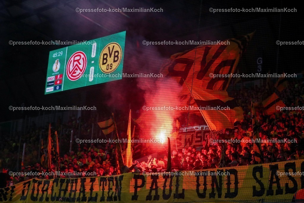 DFB18082501082 | 2025.08.18, Fußball, 1.Runde DFB-Pokal, Rot-Weiss Essen - Borussia Dortmund, Stadion Hafenstraße, Saison 2025 2026: Fans im Gästeblock zünden bengalisches Feuer Bengalos Pyrotechnik  DFB regulations prohibit any use of photographs as image sequences and or quasi-video.