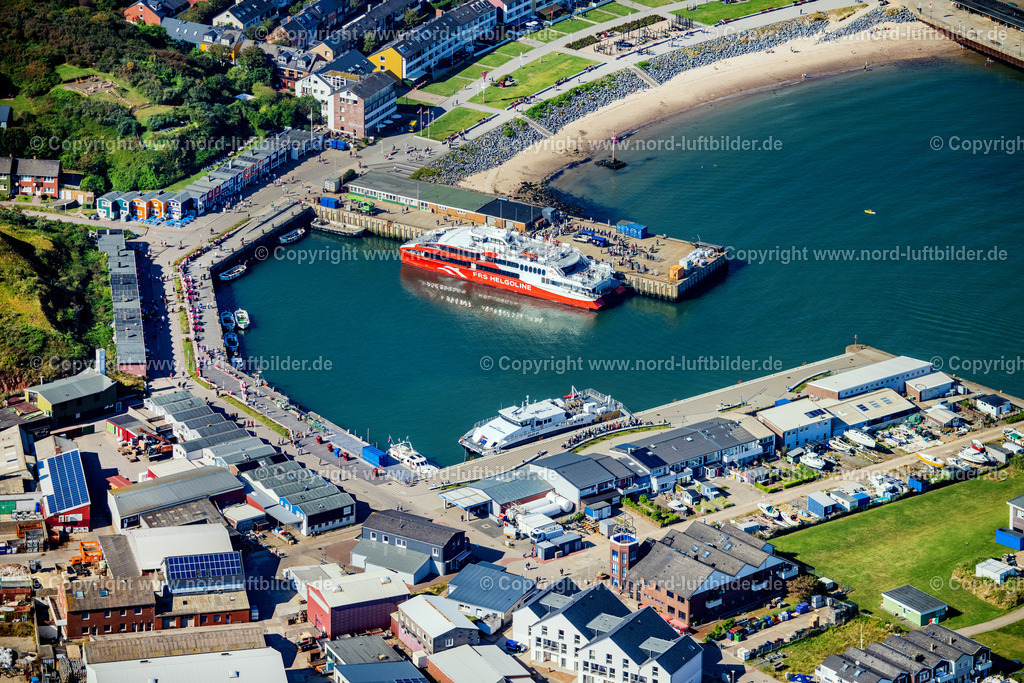Helgoland_Hafen_ELS_3845280824 | HELGOLAND 28.08.2024 Schiffs- Anlegestellen am Hafenbecken des Binnenhafen für Passagierschiffe und Fährschiffe an der Straße Am Südstrand in Helgoland im Bundesland Schleswig-Holstein, Deutschland. // Ship moorings at the harbor basin of the inland port for passenger ships and ferries on street Am Suedstrand in Helgoland in the state Schleswig-Holstein, Germany. Foto: Martin Elsen