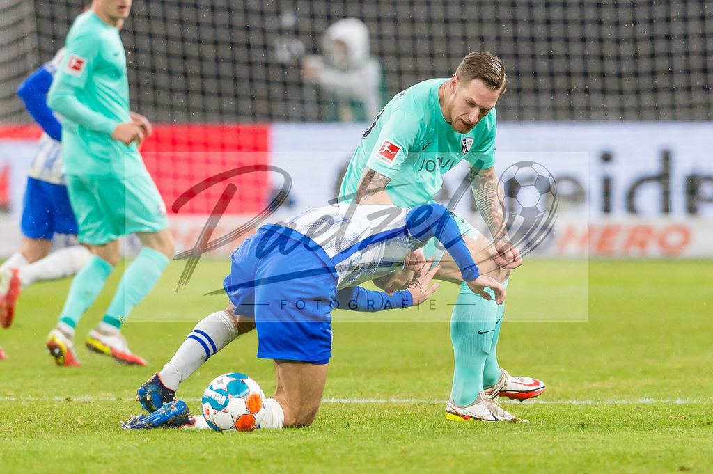 HERBOC20220204_044 | Fussball, Herren: Sebastian Polter (VfL Bochum) und Niklas Stark (Hertha BSC) im Zweikampf bei dem Spiel der 1. Bundesliga zwischen Hertha BSC und VfL Bochum im Olypiastadion am 04.02.2022 in Berlin, Deutschland.DFB / DFL REGULATIONS PROHIBIT ANY USE OF PHOTOGRAPHS AS IMAGE SEQUENCES AND/OR QUASI-VIDEO. - Realisiert mit Pictrs.com