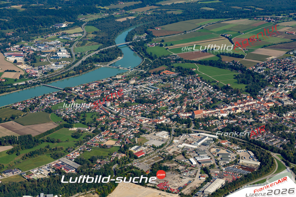 Das Luftbild der Stadt Neuötting wurde 2021 vom Flugzeug heraus erstellt (keine Drohne) Aufnahmehöhe ca.450 Meter- hohe Bildauflösung und Druck-Qualität garantiert!