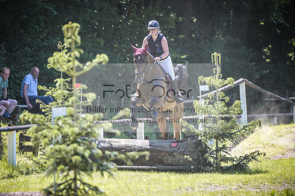 DOS_7147 | Entdecke hochwertige Reitturnierfotos von Foto Oger. Professionell, emotional und authentisch – jetzt Lieblingsmomente im Shop bestellen.Deutschlandweite Turnierfotografie. - Realisiert mit Pictrs.com