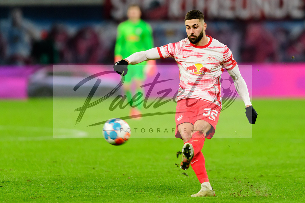 RBLLEV20211128_175 | Fussball, Herren: Josko Gvardiol (RB Leipzig) in Aktion, am Ball, Einzelaktion bei dem Spiel der 1. Bundesliga zwischen RB Leipzig und Bayer 04 Leverkusen in der Red Bull Arena am 28.11.2021 in Leipzig, Deutschland.DFB / DFL REGULATIONS PROHIBIT ANY USE OF PHOTOGRAPHS AS IMAGE SEQUENCES AND/OR QUASI-VIDEO. - Realisiert mit Pictrs.com