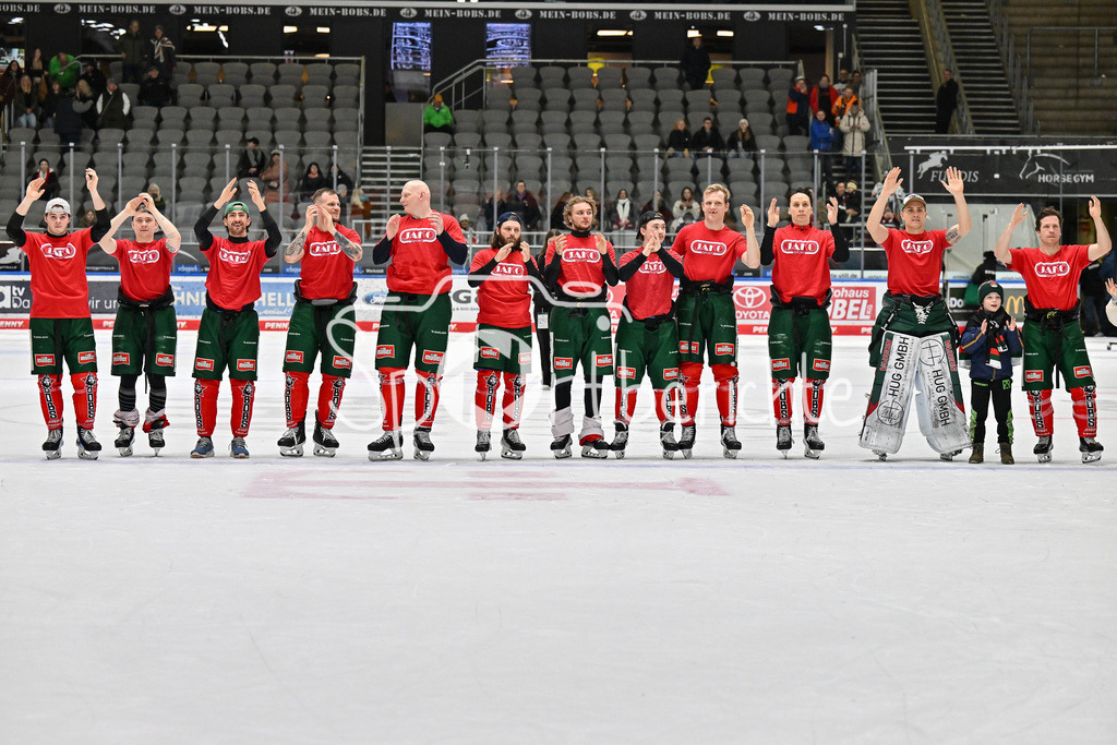 Augsburger Panther - Nürnberg Ice Tigers | Das Team der Augsburger Panther feiert zusammen mit den Fans den Heimsieg gegen Nuernberg / DEL: Augsburger Panther - Nuernberg Ice Tigers, Curt Frenzel Stadion am 06.12.2024