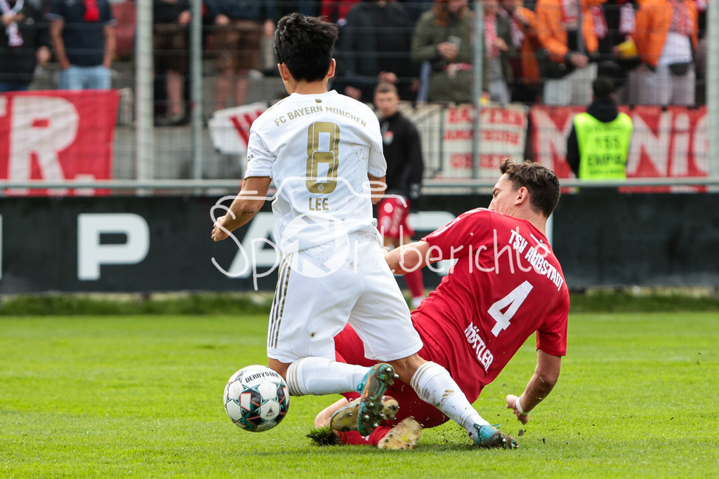 TSV Aubstadt - FC Bayern Amateure | Christian KOETTLER (TSV #4) gewinnt einen Zweikampf gegen Hyunju LEE (FCB #8)