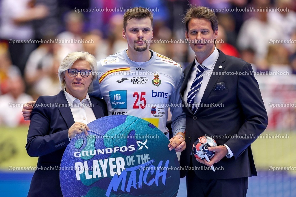 EHF17012601155 | 17.01.2026, Handball, Men's EHF EURO 2026, Österreich - Spanien, Jyske Bank Boxen in Herning, Dänemark, Preliminary Round: Player of the Match Ehrung Auszeichnung  Sergey Hernandez Ferrer (Espania #25) 