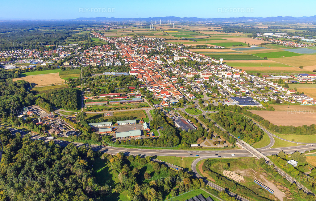 Luftbild: Stadtansicht mit Autobahnausfahrt Kandel Süd der A65 aus Osten in Kandel im Bundesland Rheinland-Pfalz in Deutschland. Foto: IMG_149918.jpg vom 18.09.2025 durch Werner Riehm/FLY-FOTO.de