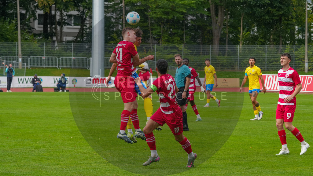 Fußball, Herren, Saison 2025/2026, Regionalliga Nordost, 9. Spieltag, Greifswalder FC vs. FSV 63 Luckenwalde, Sonntag 21.09.2025, Volksstadion Greifswald, | Fußball, Herren, Saison 2025/2026, Regionalliga Nordost, 9. Spieltag, Greifswalder FC vs. FSV 63 Luckenwalde, Sonntag 21.09.2025, Volksstadion Greifswald, Im Bild: Lucas Vierling (l. Greifswald) und Phillip König (r. Luckenwalde) - Realisiert mit Pictrs.com