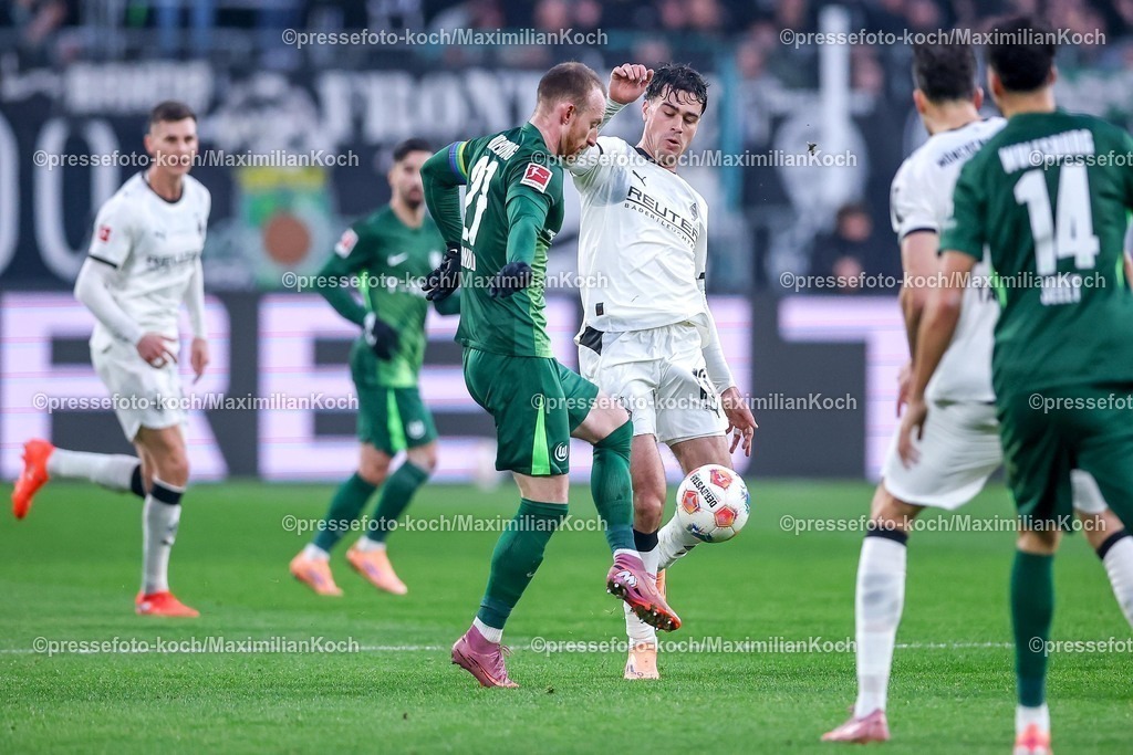 BMG13122501051 | 13.12.2025, Fußball, Borussia Mönchengladbach - VfL Wolfsburg, 1. Fußball Bundesliga, 14.Spieltag, Borussia-Park, Saison 2025 2026: Maximilian Arnold&nbsp;(VfL Wolfsburg #27) im Zweikampf gegen  Giovanni Reyna&nbsp;(Borussia Mönchengladbach #13)  DFB regulations prohibit any use of photographs as image sequences and or quasi-video.