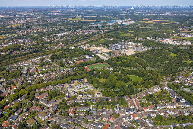 Herne240803641 | Luftbild, Baugebiet mit Neubau Am Stadtgarten Ecke Schäferstraße für ein Wohnquartier mit Solardächern, ehemaliger Sportplatz Schaeferstraße II, Fußballstadion Vinckestraße FC Herne 1957 e.V., Blick zur Baustelle im Gewerbegebiet Am Trimbuschhof und Herner Meer, Fernsicht, Herne-Mitte, Herne, Ruhrgebiet, Nordrhein-Westfalen, Deutschland