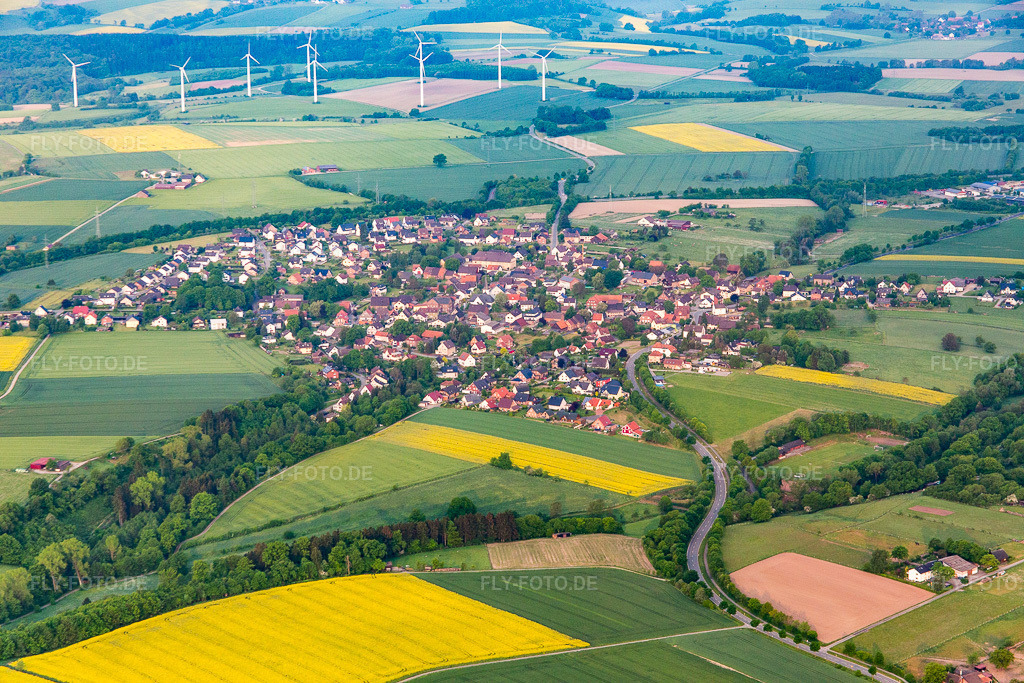 Luftbild: Ort vor dem Windpark Fürstenau im Ortsteil Fürstenau in Höxter im Bundesland Nordrhein-Westfalen in Deutschland. Foto: IMG_079658.jpg vom 25.05.2015 durch Werner Riehm/FLY-FOTO.de