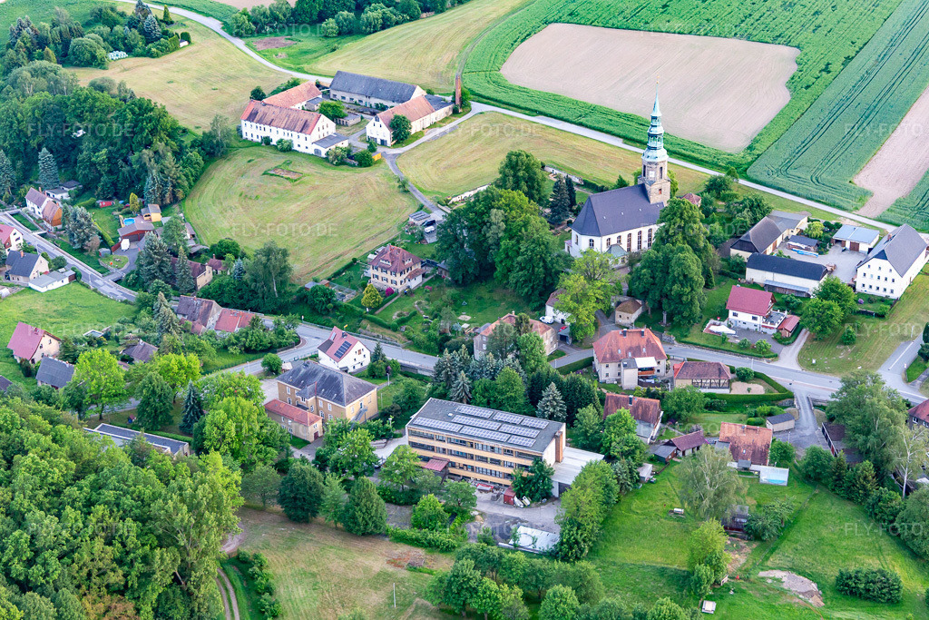 Luftbild: Kirche Wittgendorf im Ortsteil Wittgendorf in Zittau im Bundesland Sachsen in Deutschland. – Foto: IMG_141632.jpg vom 23.05.2024 durch Werner Riehm/FLY-FOTO.de – Auflösung des Originals: 5472 x 3648 px – Ev.-Luth. Kirchgemeinde Siebenkirchen Dittelsdorf - in der Oberlausitz im Kirchenbezirk Löbau-Zittau