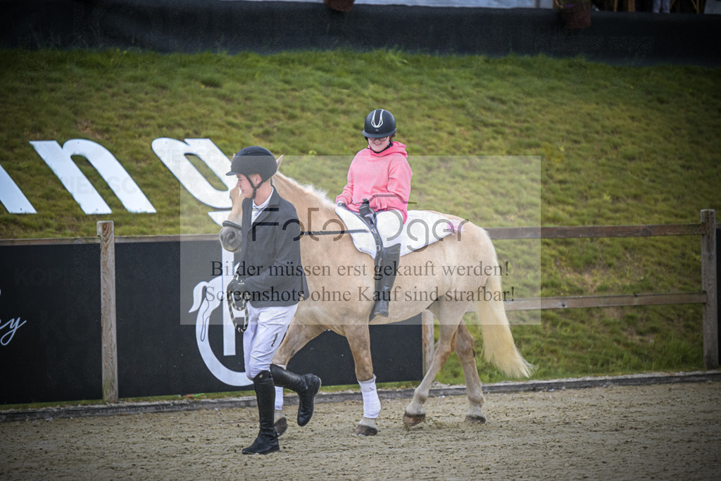 DOS_0104 | Entdecke hochwertige Reitturnierfotos von Foto Oger. Professionell, emotional und authentisch – jetzt Lieblingsmomente im Shop bestellen.Deutschlandweite Turnierfotografie. - Realisiert mit Pictrs.com